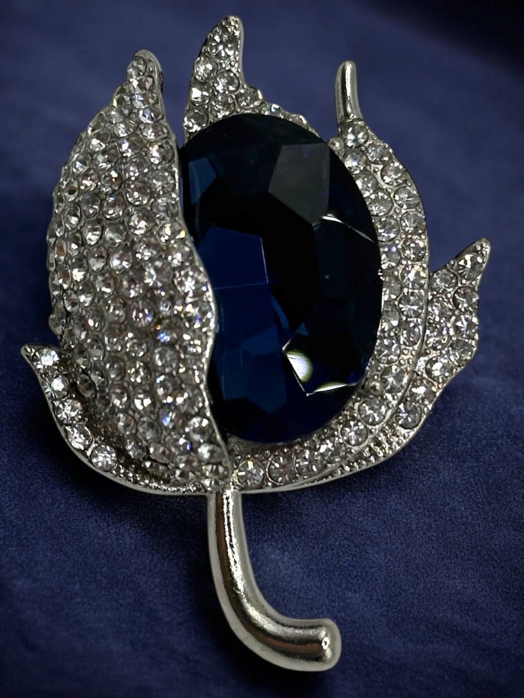 Bold Μπλε Καρφίτσα με Εντυπωσιακό Motif Bold Μπλε Καρφίτσα με Εντυπωσιακό Motif