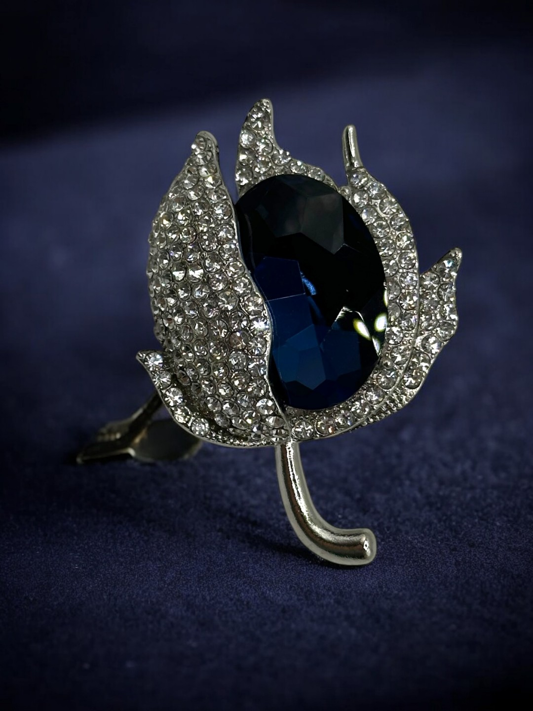 Bold Μπλε Καρφίτσα με Εντυπωσιακό Motif Bold Μπλε Καρφίτσα με Εντυπωσιακό Motif