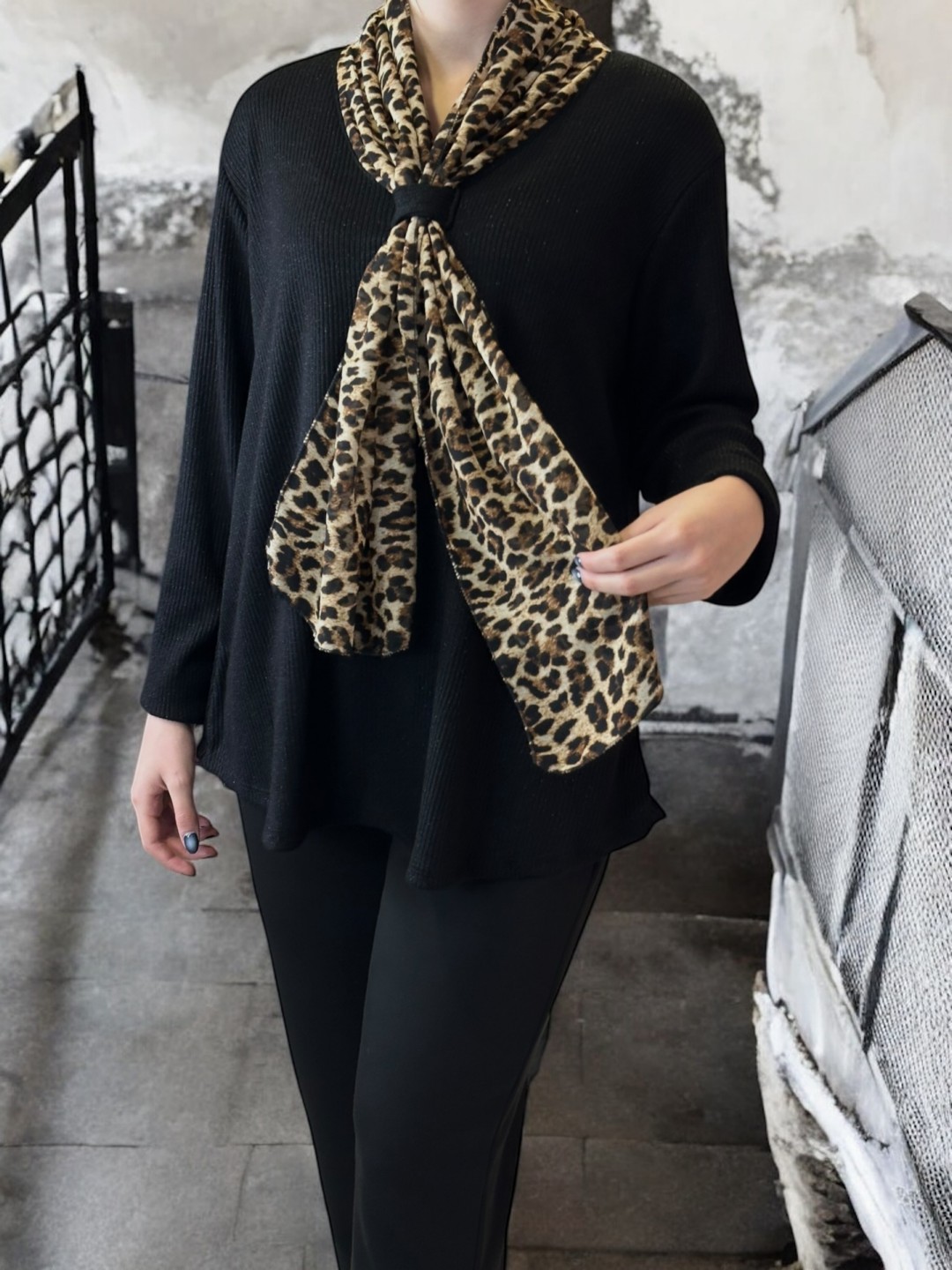 Μπλούζα με Λεοπάρ Δετή Λεπτομέρεια Μπλούζα με Λεοπάρ Δετή Λεπτομέρεια