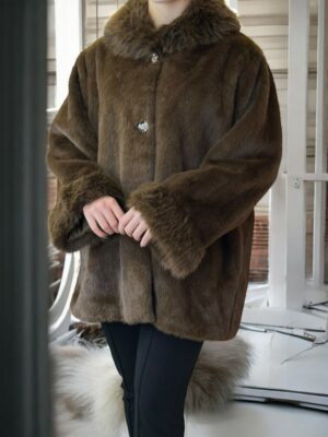 Warm Elegance Γούνα με Τρία Κουμπιά