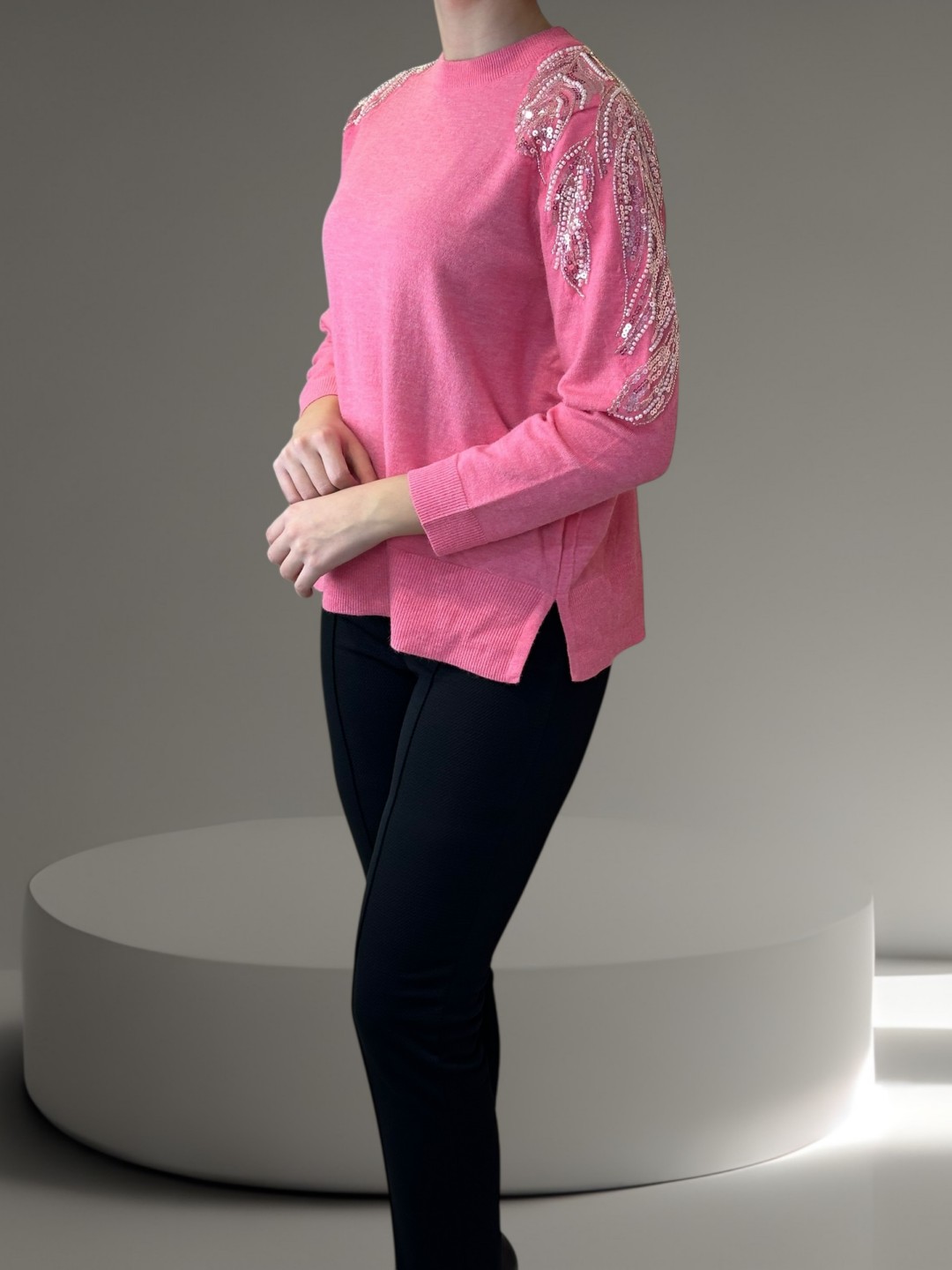 Modern Πουλόβερ με Πλούσια Χάντρα στο Μανίκι Modern Πουλόβερ με Πλούσια Χάντρα στο Μανίκι