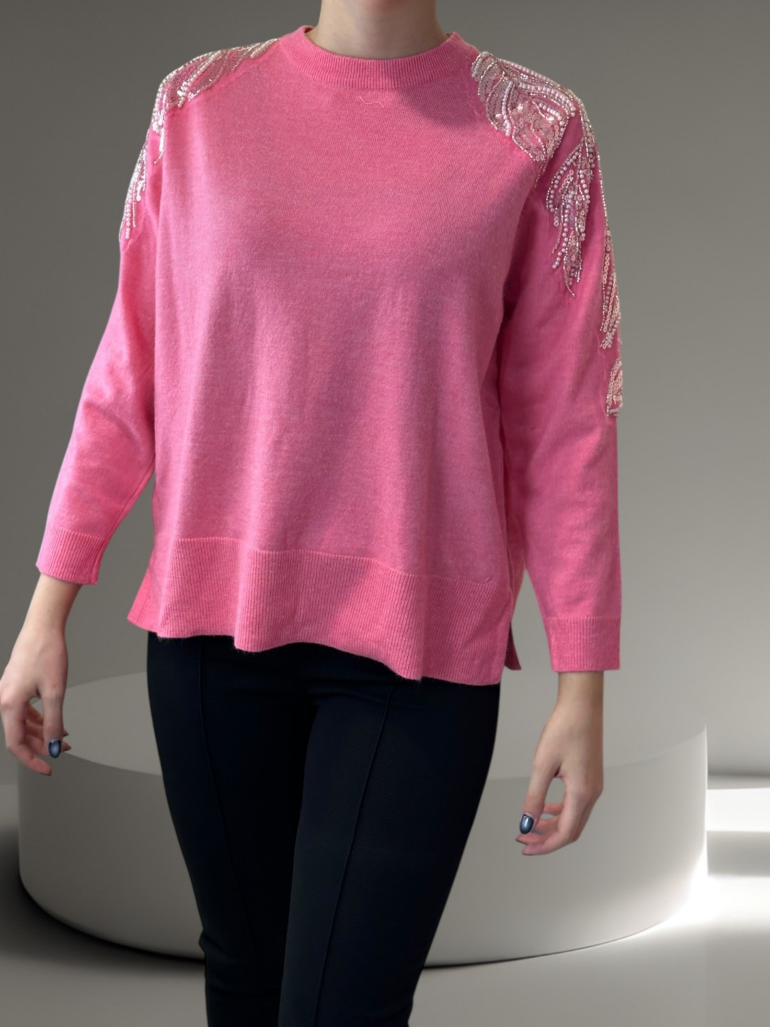 Modern Πουλόβερ με Πλούσια Χάντρα στο Μανίκι Modern Πουλόβερ με Πλούσια Χάντρα στο Μανίκι