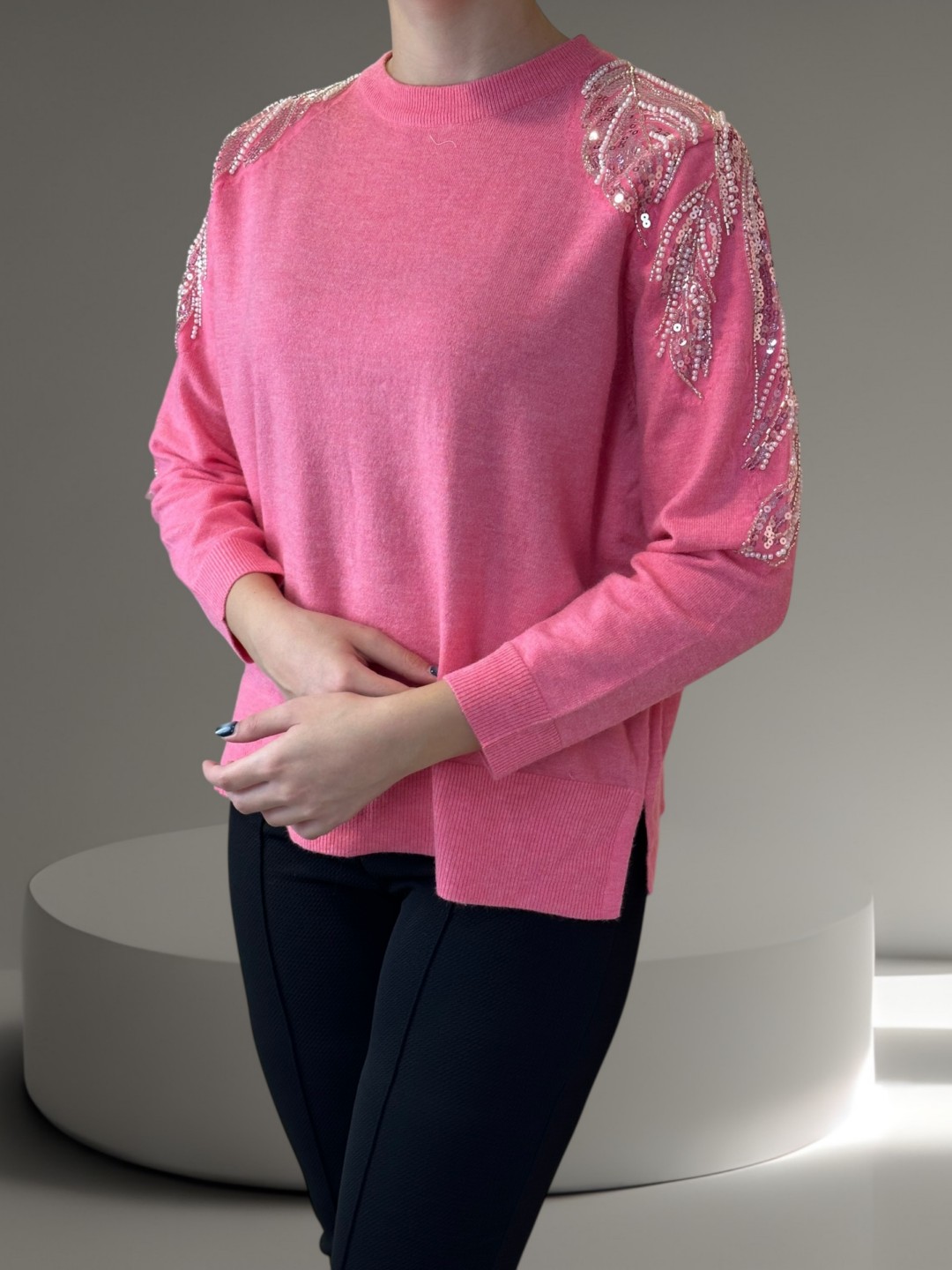 Modern Πουλόβερ με Πλούσια Χάντρα στο Μανίκι Modern Πουλόβερ με Πλούσια Χάντρα στο Μανίκι