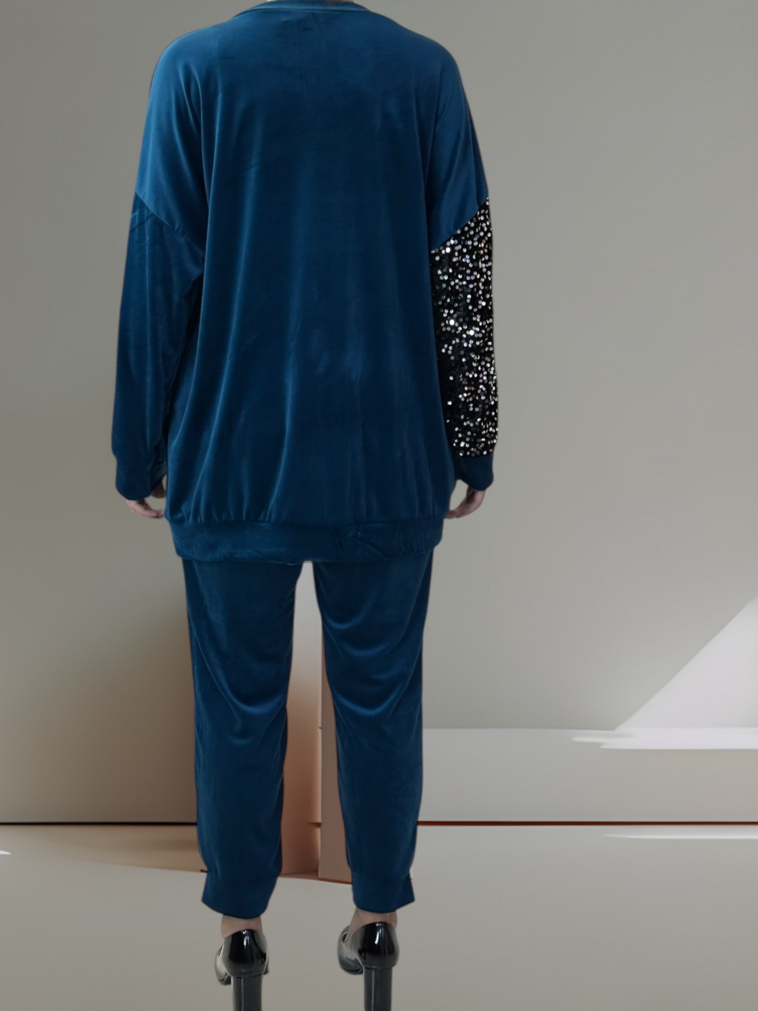 Σετ Βελούδο με Λεπτομέρεια Παγιέτας στα Μανίκια Σετ Βελούδο με Λεπτομέρεια Παγιέτας στα Μανίκια