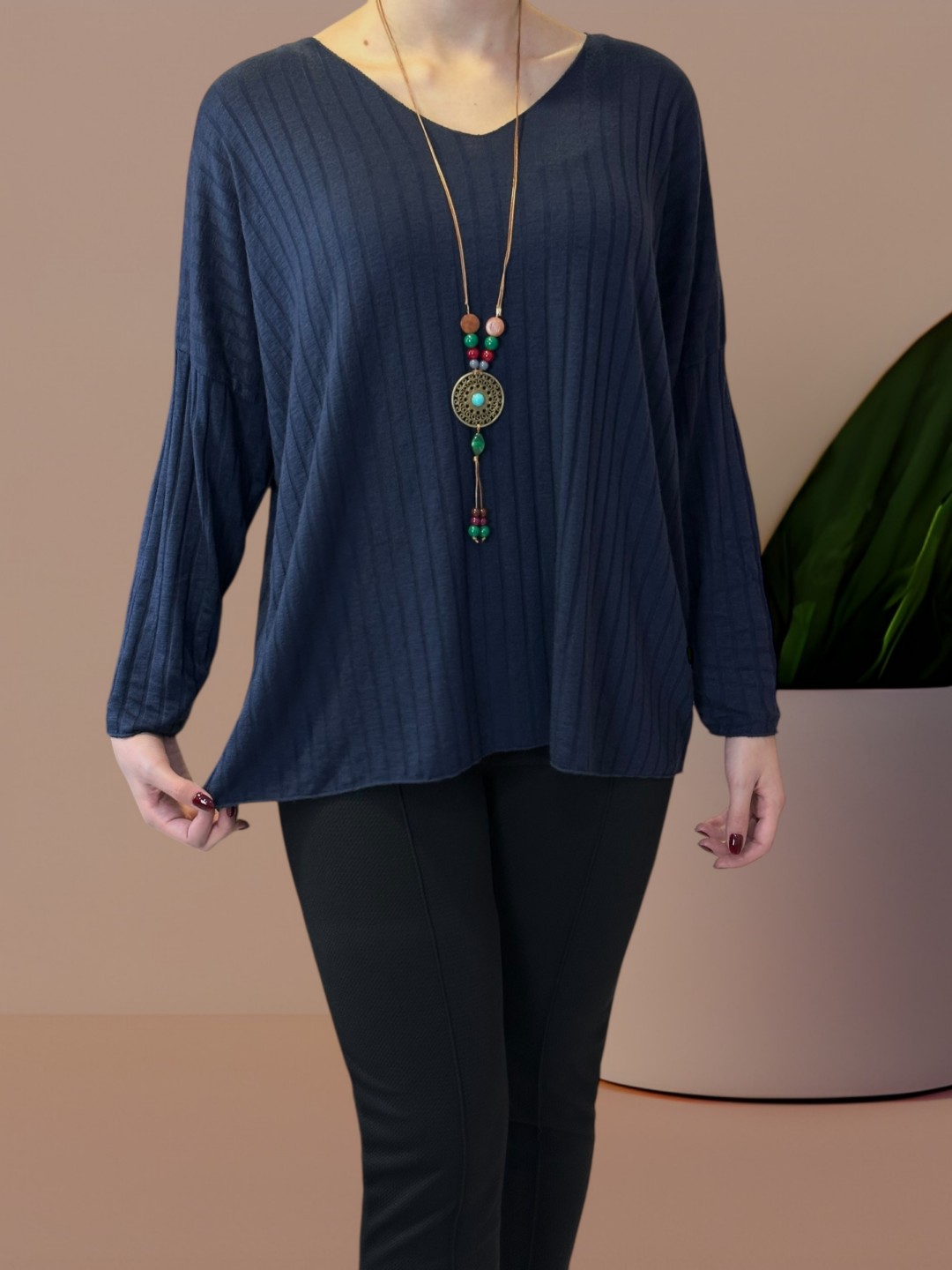 Ελαστική Ριμπ Μπλούζα με Διακοσμητικό Κολιέ Ελαστική Ριμπ Μπλούζα με Διακοσμητικό Κολιέ