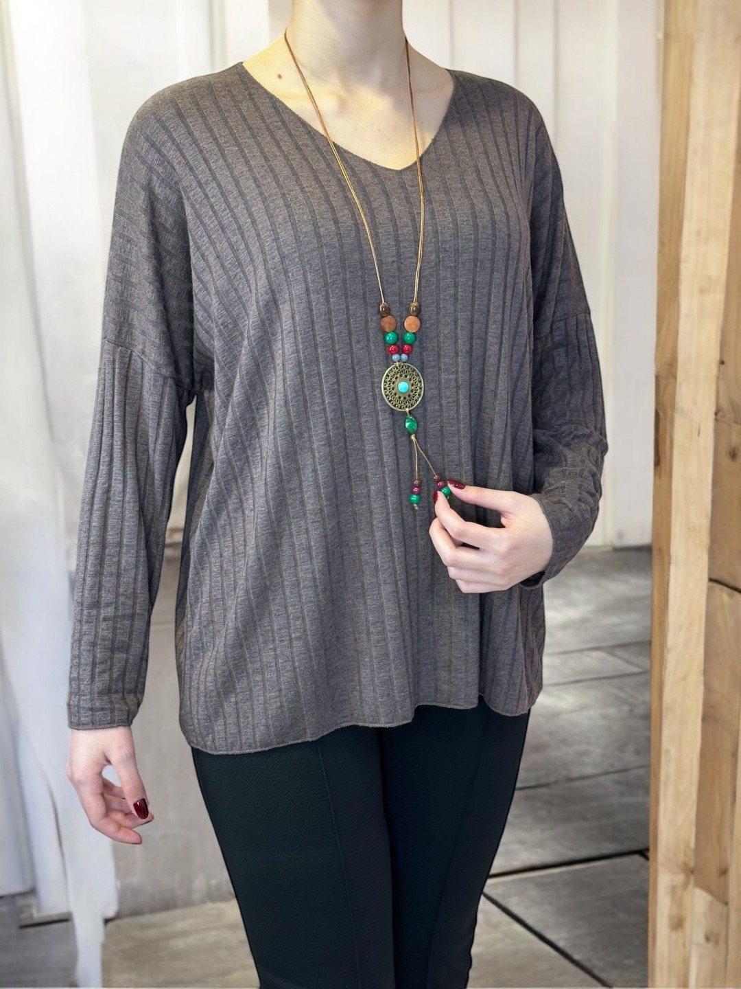 Ελαστική Ριμπ Μπλούζα με Διακοσμητικό Κολιέ Ελαστική Ριμπ Μπλούζα με Διακοσμητικό Κολιέ