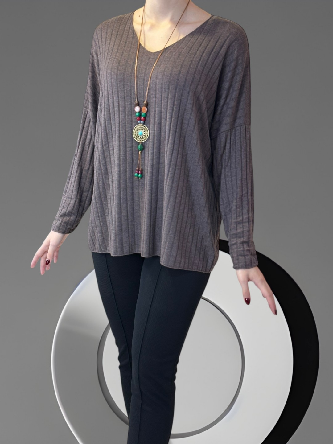 Ελαστική Ριμπ Μπλούζα με Διακοσμητικό Κολιέ Ελαστική Ριμπ Μπλούζα με Διακοσμητικό Κολιέ