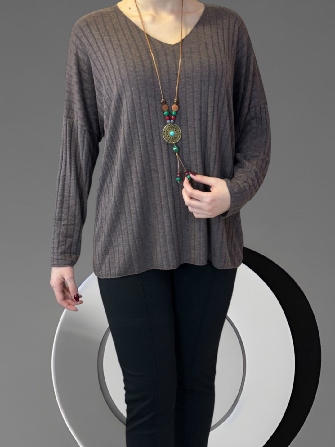 Ελαστική Ριμπ Μπλούζα με Διακοσμητικό Κολιέ Ελαστική Ριμπ Μπλούζα με Διακοσμητικό Κολιέ