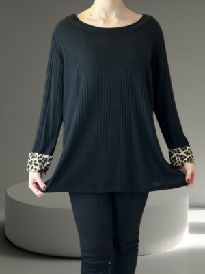 Μακρυμάνικο μπλούζα σε σχέδιο ζέβρα στο μανίκι.