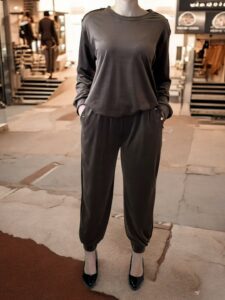 Άνετο βελούδινο σετ με διακοσμητικά κουμπιά