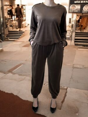 Άνετο βελούδινο σετ με διακοσμητικά κουμπιά