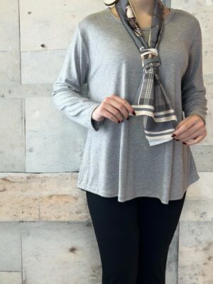 Μπλούζα με λεπτομέρεια αλυσιδα με φουλάρι