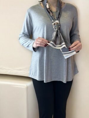 Μπλούζα με λεπτομέρεια αλυσιδα με φουλάρι