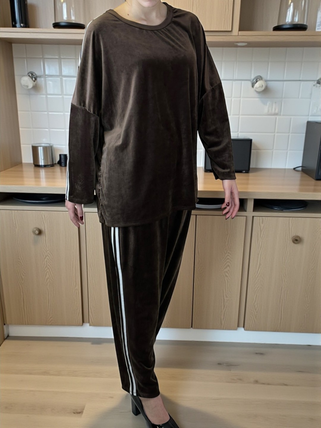 Βελούδινο σετ με ρίγα – casual chic εμφάνιση Βελούδινο σετ με ρίγα – casual chic εμφάνιση