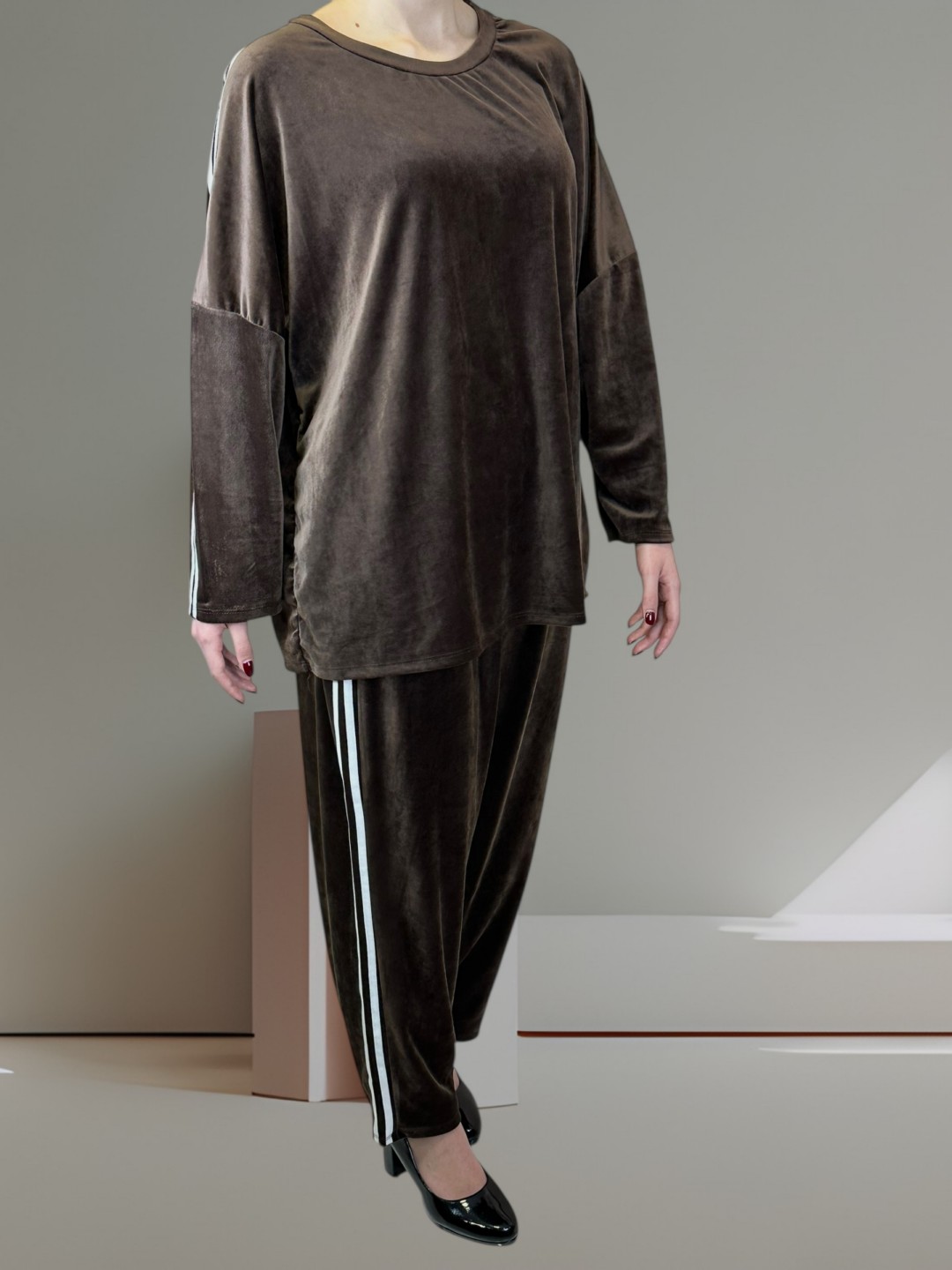 Βελούδινο σετ με ρίγα – casual chic εμφάνιση Βελούδινο σετ με ρίγα – casual chic εμφάνιση