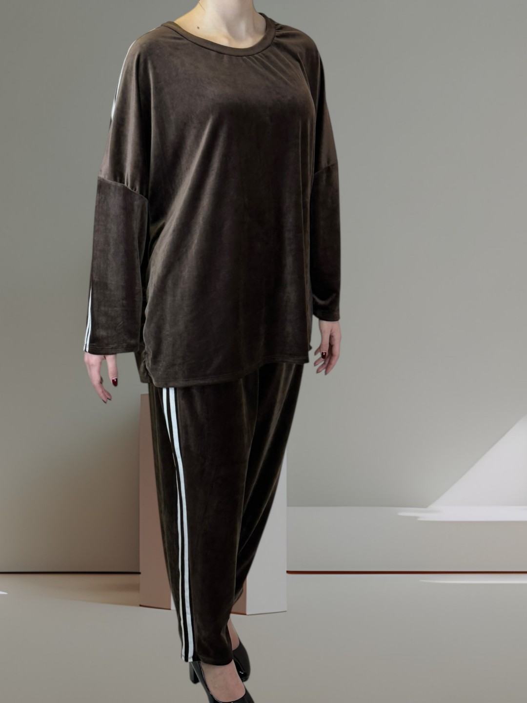 Βελούδινο σετ με ρίγα – casual chic εμφάνιση Βελούδινο σετ με ρίγα – casual chic εμφάνιση