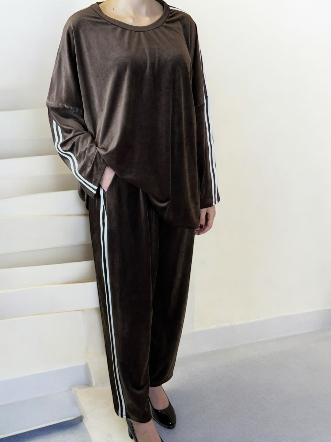 Βελούδινο σετ με ρίγα – casual chic εμφάνιση Βελούδινο σετ με ρίγα – casual chic εμφάνιση