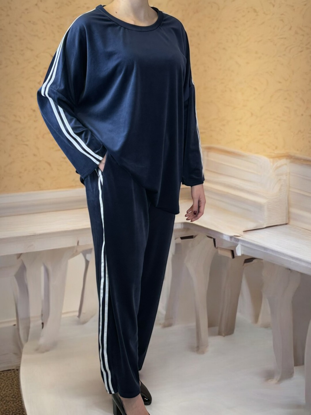 Βελούδινο σετ με ρίγα – casual chic εμφάνιση Βελούδινο σετ με ρίγα – casual chic εμφάνιση