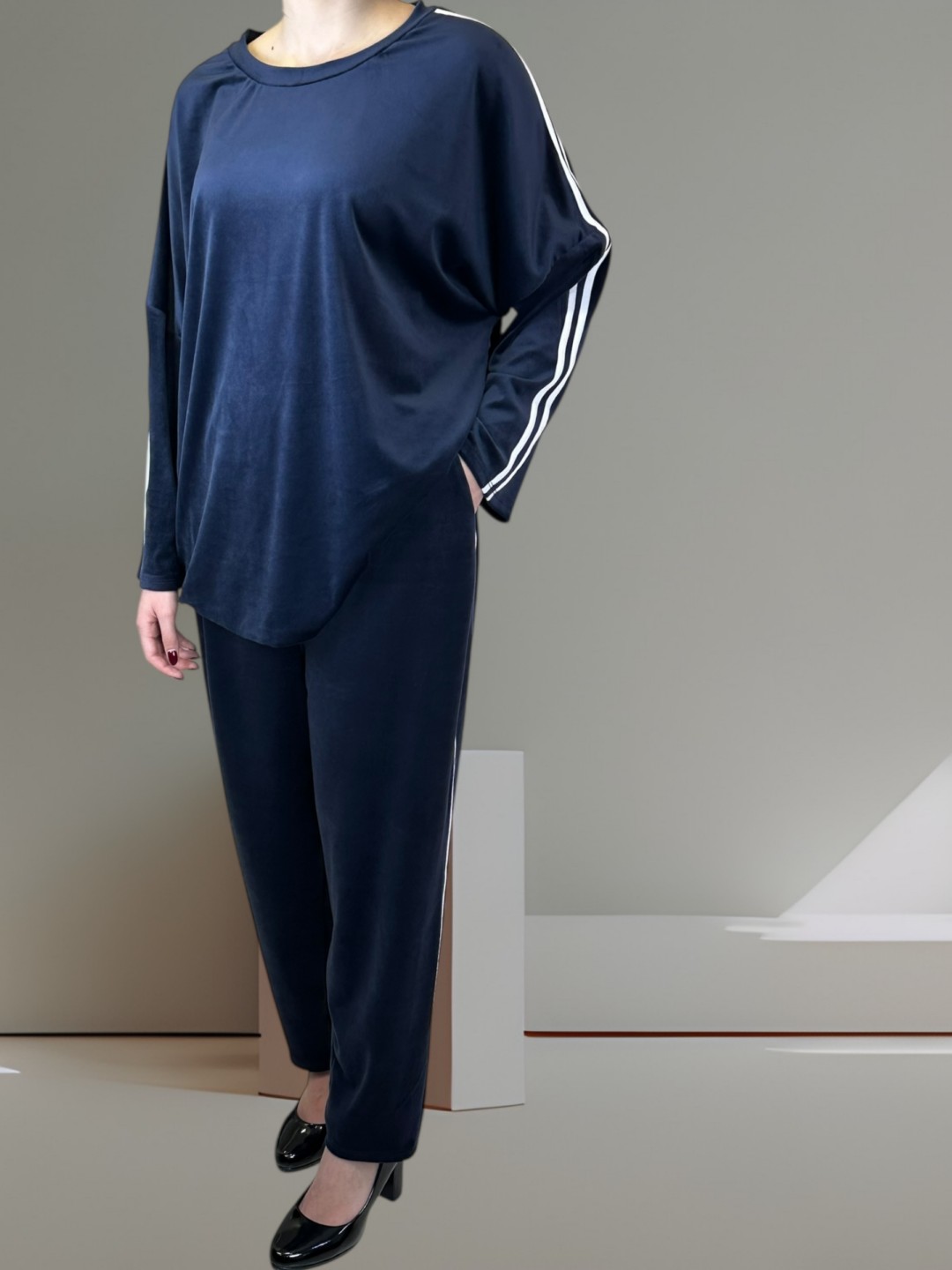 Βελούδινο σετ με ρίγα – casual chic εμφάνιση Βελούδινο σετ με ρίγα – casual chic εμφάνιση