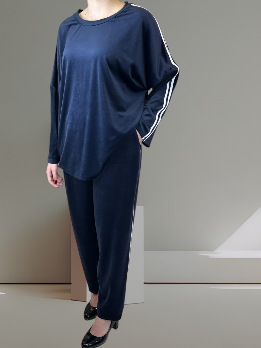 Βελούδινο σετ με ρίγα – casual chic εμφάνιση Βελούδινο σετ με ρίγα – casual chic εμφάνιση