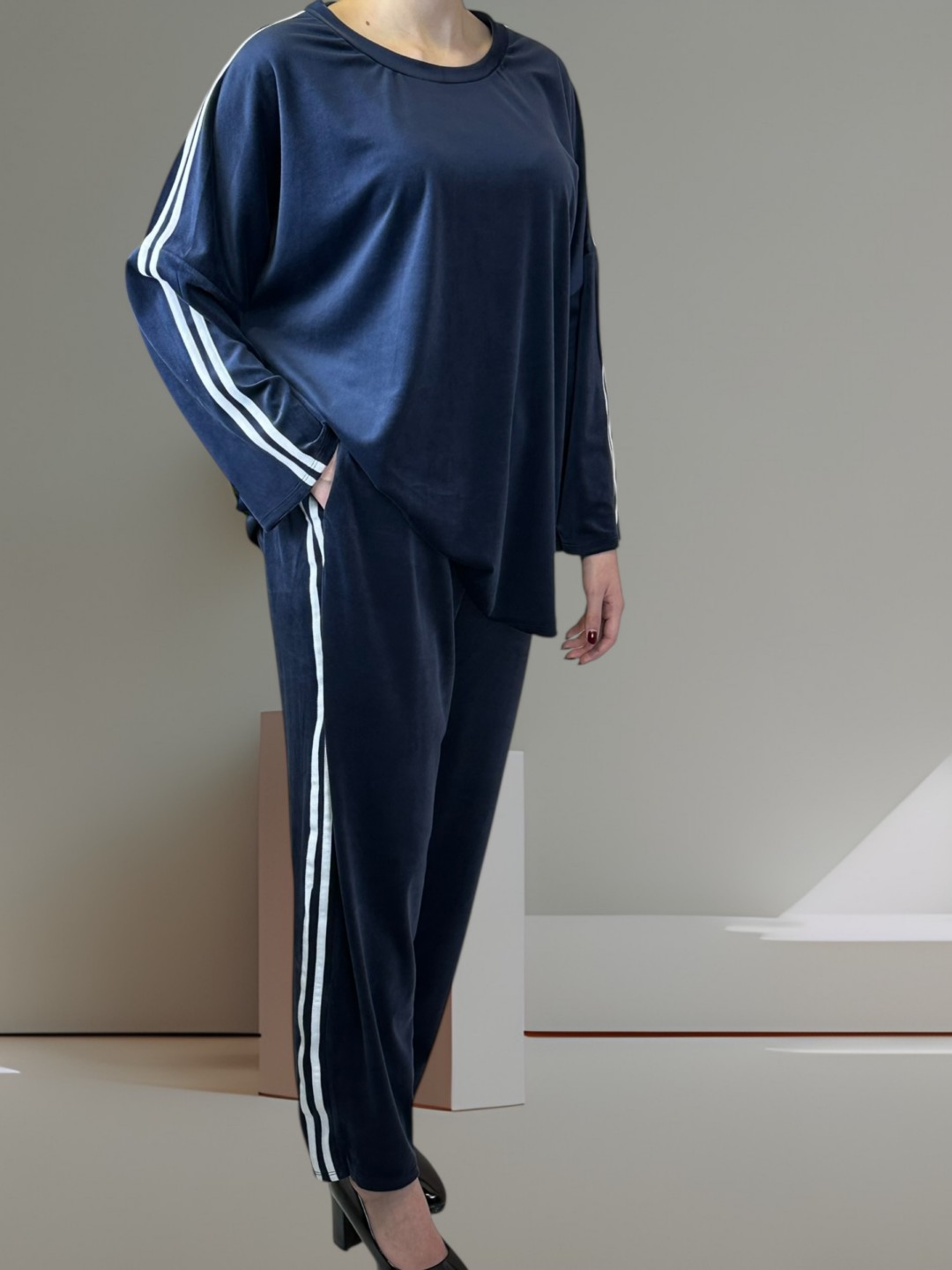 Βελούδινο σετ με ρίγα – casual chic εμφάνιση Βελούδινο σετ με ρίγα – casual chic εμφάνιση