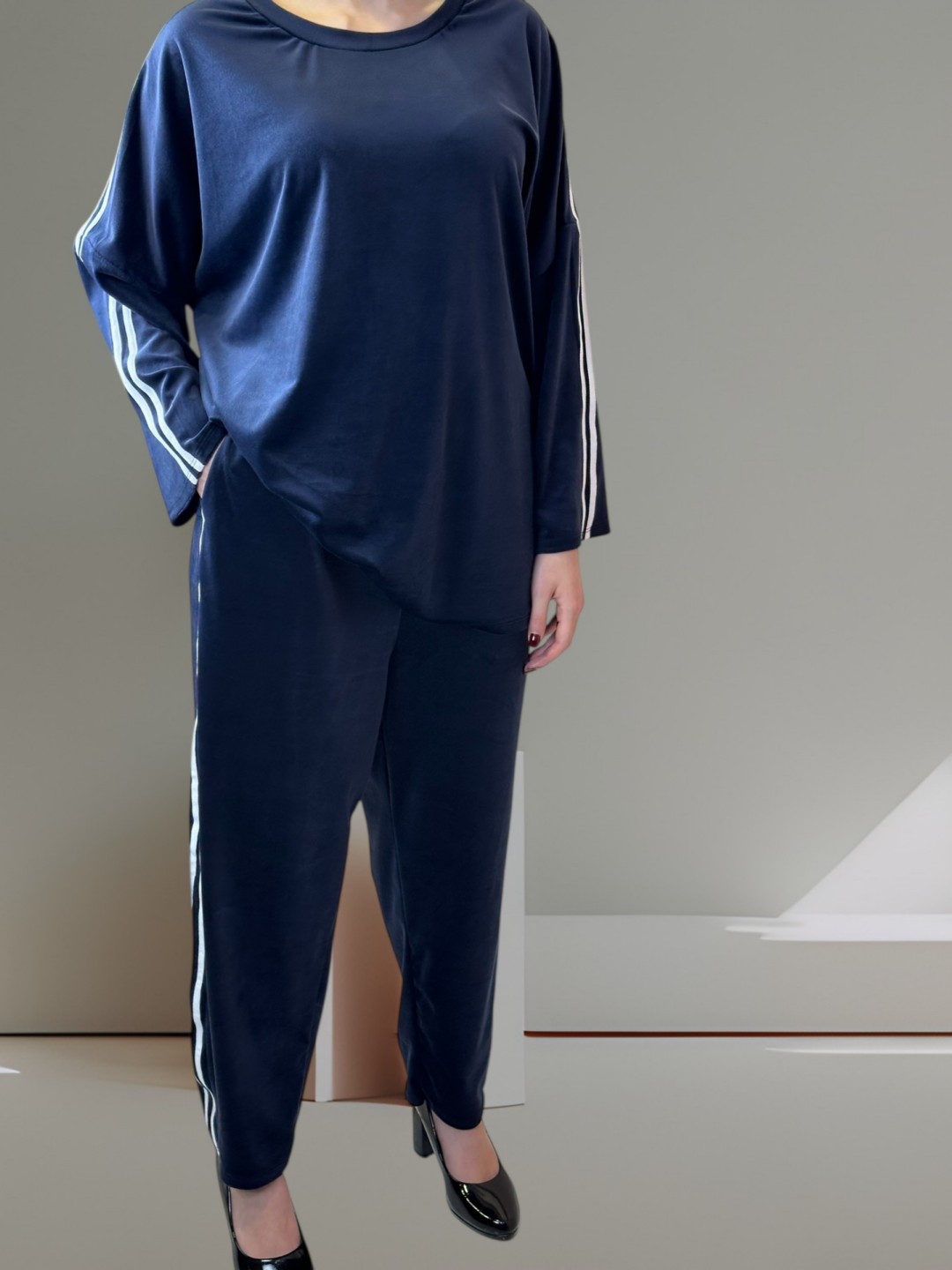 Βελούδινο σετ με ρίγα – casual chic εμφάνιση Βελούδινο σετ με ρίγα – casual chic εμφάνιση