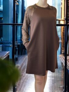 Φόρεμα με Διάφανα Δαντελένια Μανίκια