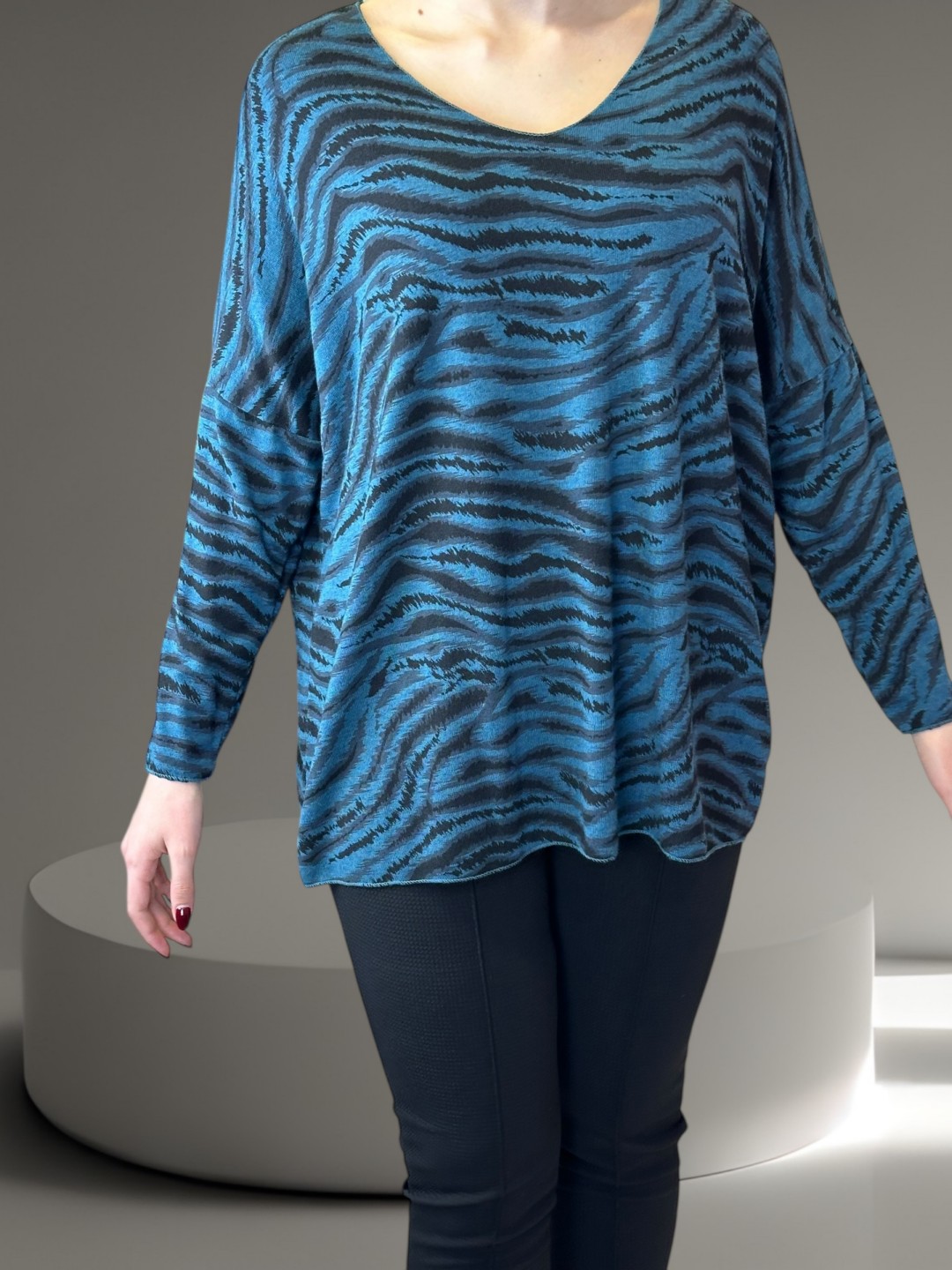 Κλασική Μπλε Μπλούζα με V Κλασική Μπλε Μπλούζα με V