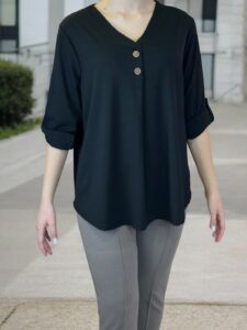 Κομψή μπλούζα με V και διακοσμητικά κουμπιά