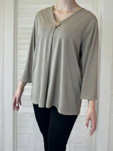 Minimal μπλούζα με διακοσμητική καρφίτσα