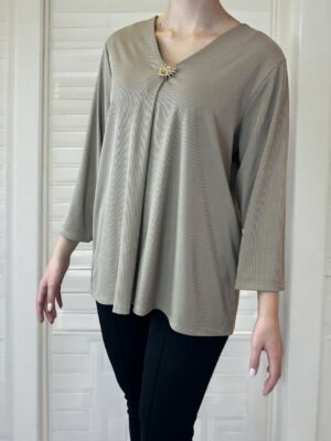 Minimal μπλούζα με διακοσμητική καρφίτσα