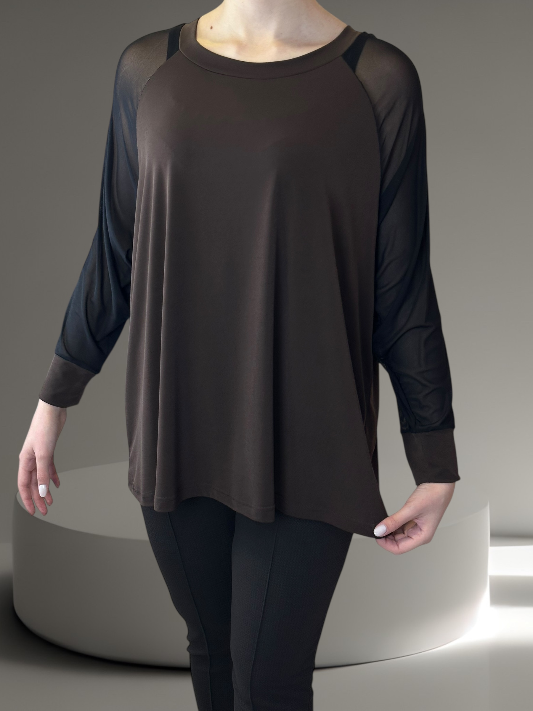 Minimal μπλούζα με διαφάνεια στα μανίκια - Image 2