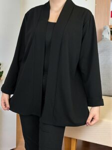 Απαλή και λεπτή μαύρη ζακέτα για άνετες εμφανίσεις