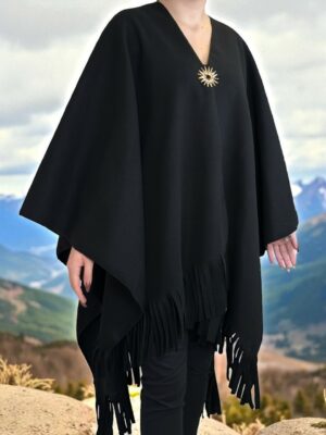 Κάπα με λαμπερή καρφίτσα και μοντέρνο τελείωμα με κρόσσια