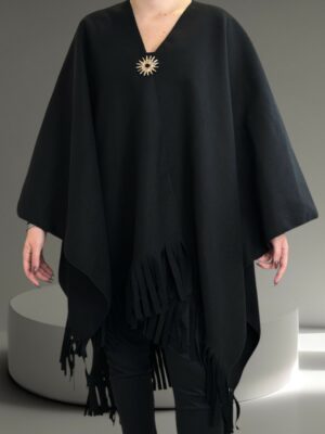 Κάπα με λαμπερή καρφίτσα και μοντέρνο τελείωμα με κρόσσια