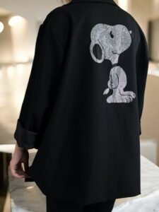 Σακάκι με εντυπωσιακό σχέδιο στην πλάτη