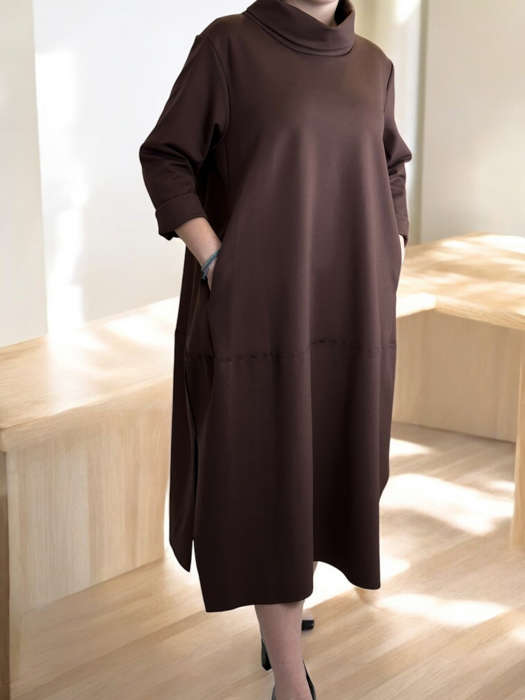 Φόρεμα με Μισό Ζιβάγκο – Κομψό και Θηλυκό