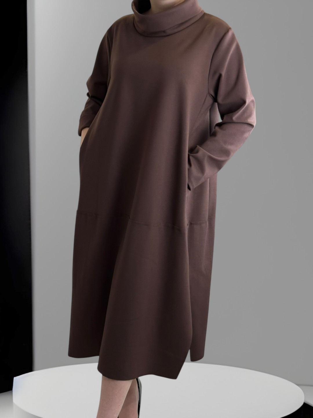 Φόρεμα με Μισό Ζιβάγκο – Κομψό και Θηλυκό