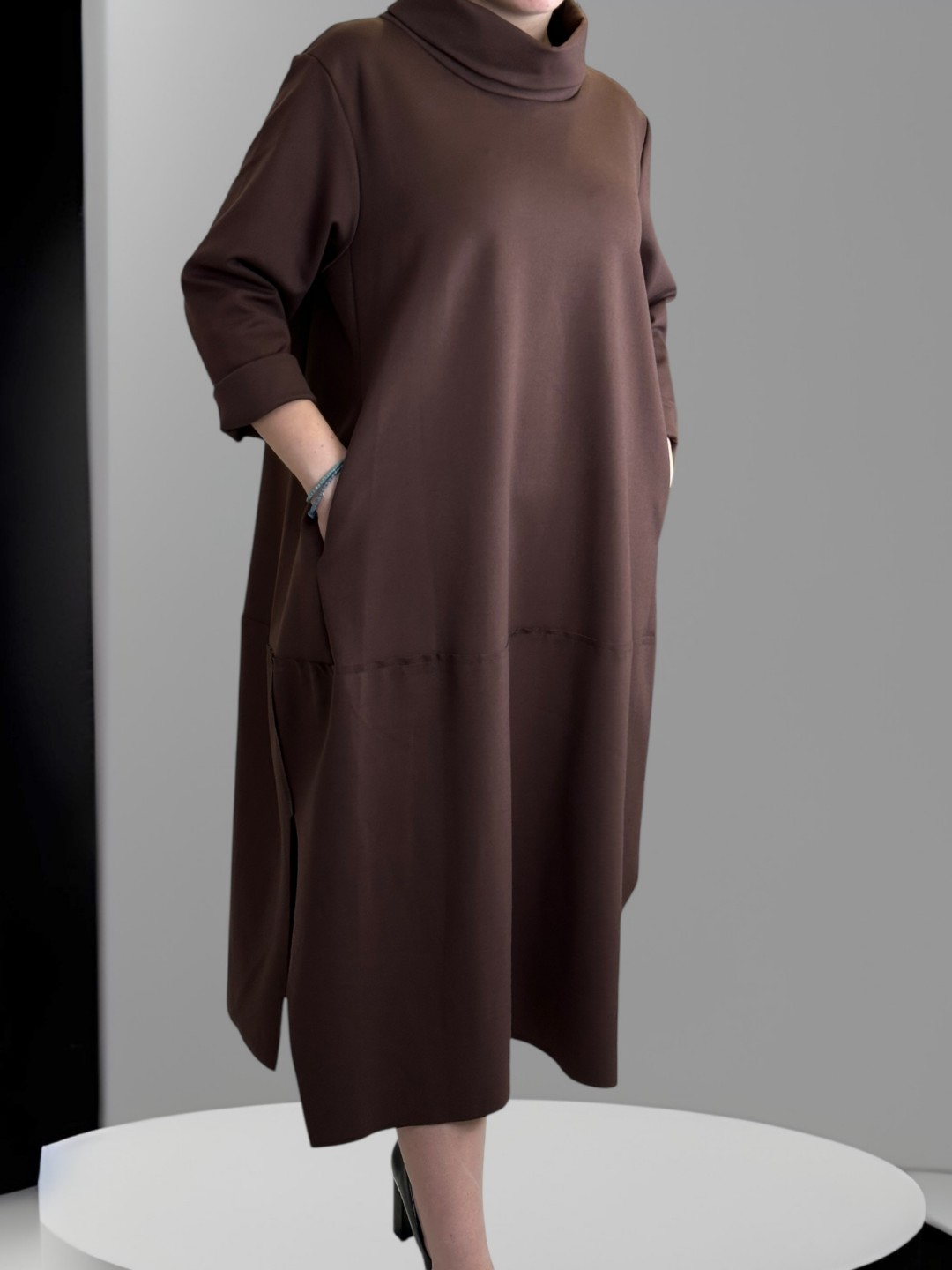 Φόρεμα με Μισό Ζιβάγκο – Κομψό και Θηλυκό