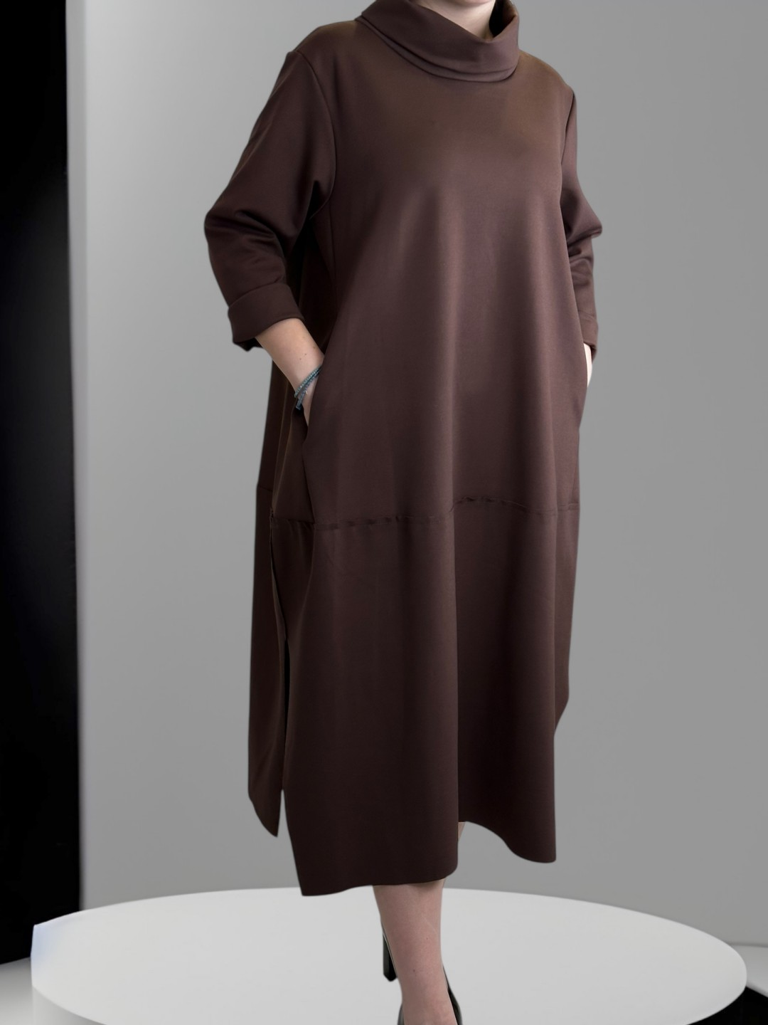 Φόρεμα με Μισό Ζιβάγκο – Κομψό και Θηλυκό