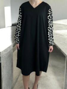 Μοντέρνο Φόρεμα με Ζέβρα Λεπτομέρεια στα Μανίκια