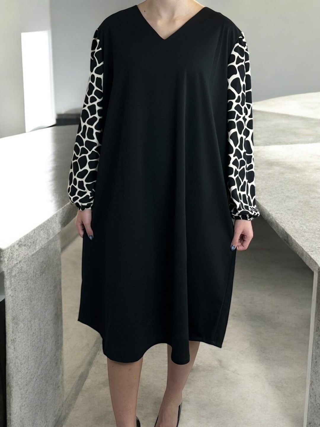 Μοντέρνο Φόρεμα με Ζέβρα Λεπτομέρεια στα Μανίκια