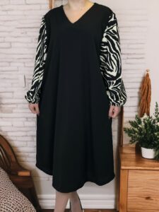 Μοντέρνο Φόρεμα με Ζέβρα Λεπτομέρεια στα Μανίκια