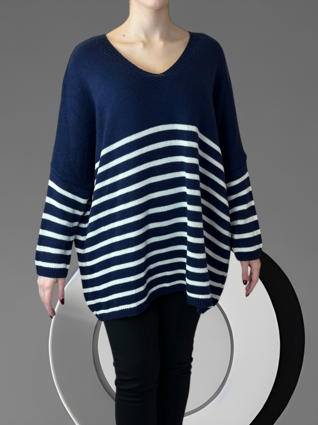 Πλεκτό πουλόβερ με ρίγες και chic διάθεση