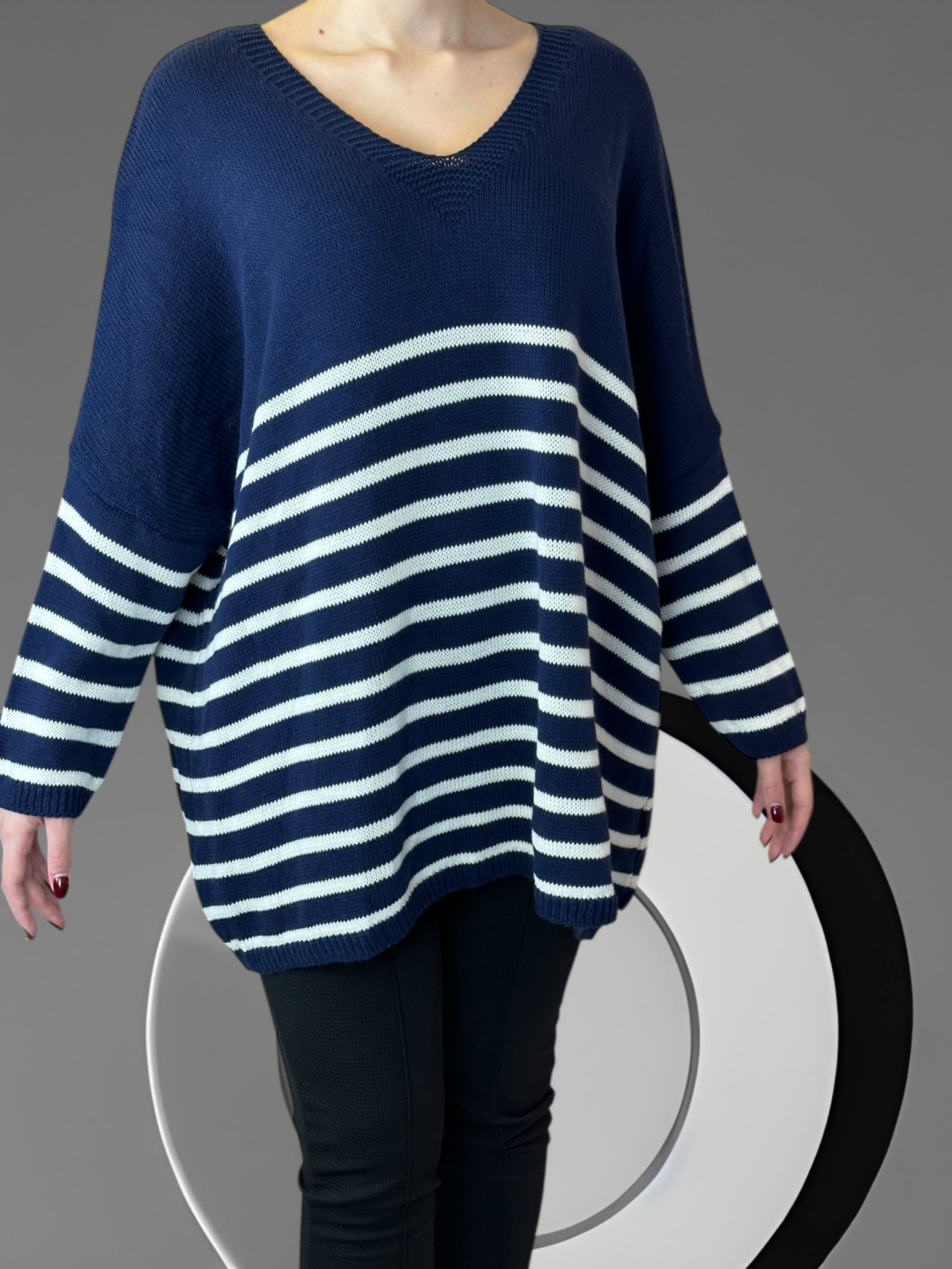 Πλεκτό πουλόβερ με ρίγες και chic διάθεση