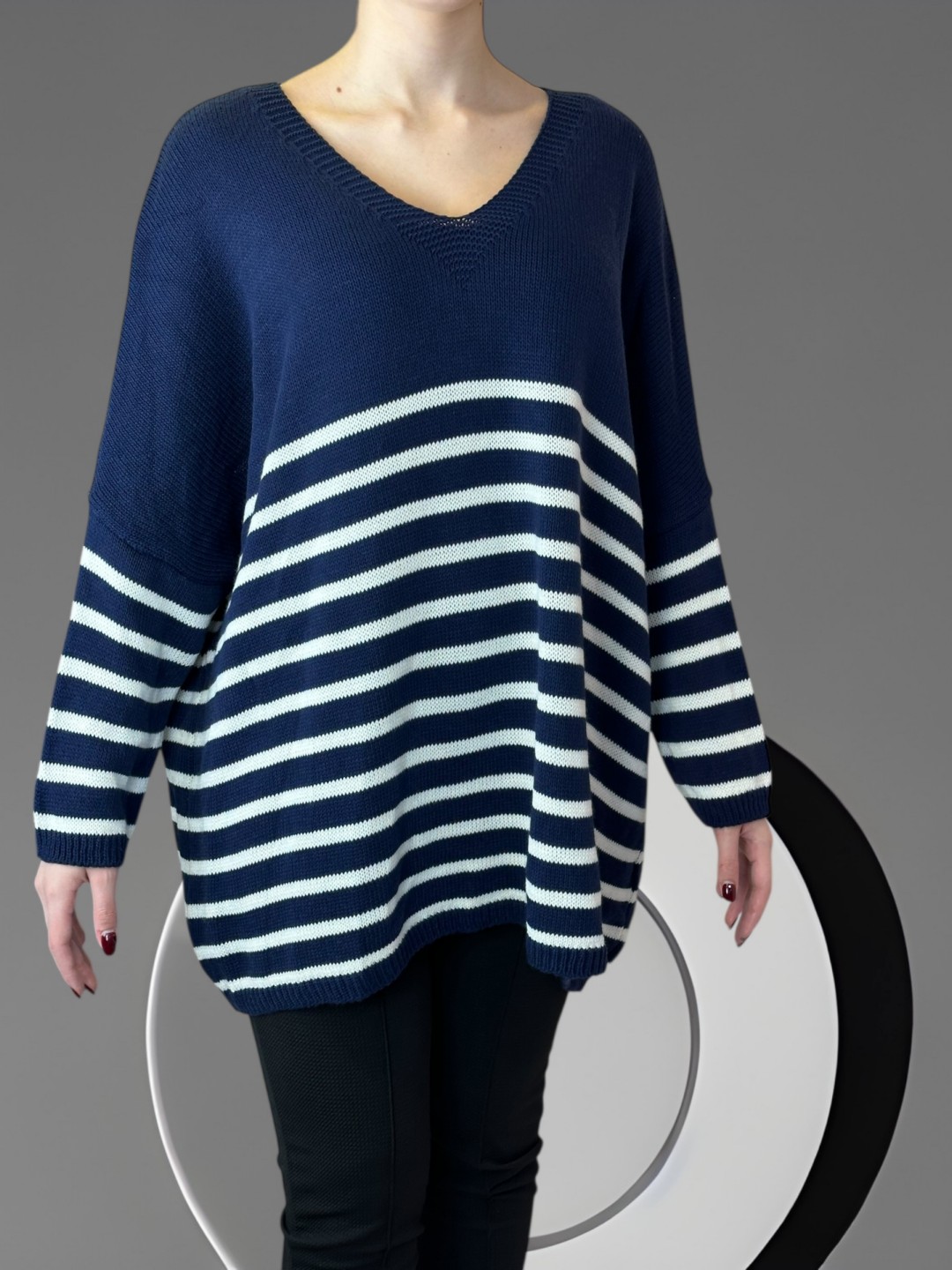 Πλεκτό πουλόβερ με ρίγες και chic διάθεση