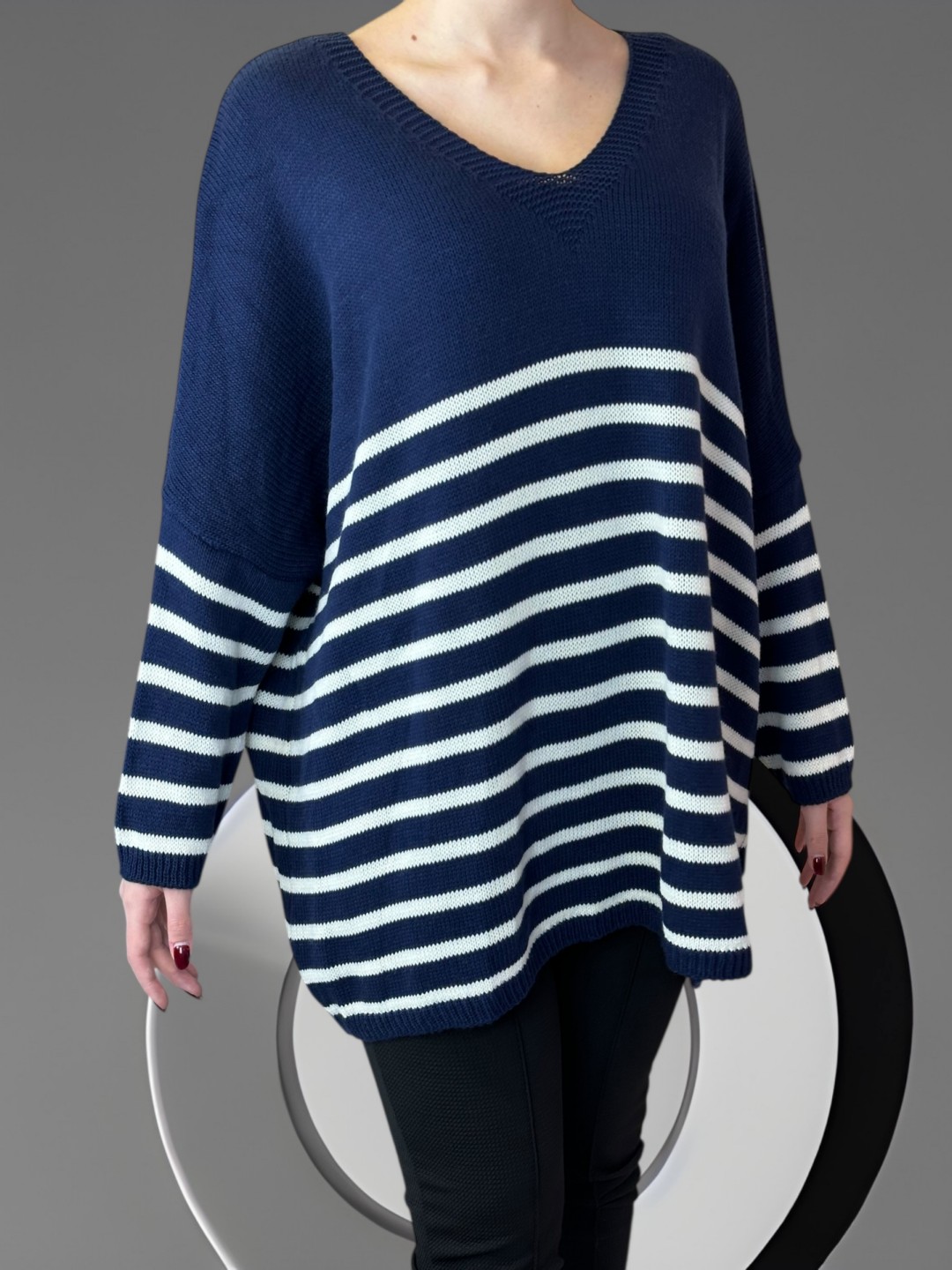 Πλεκτό πουλόβερ με ρίγες και chic διάθεση