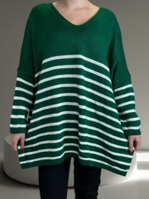 Πλεκτό πουλόβερ με ρίγες και chic διάθεση