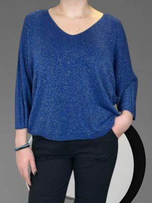 Πουλόβερ με V λαιμό και χρυσές πινελιές για καθημερινό layering