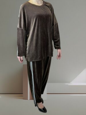 Βελούδινο σετ με ρίγα – casual chic εμφάνιση<br/><small class="dmm_sku">Κωδικός προϊόντος: 8514-καφε</small>